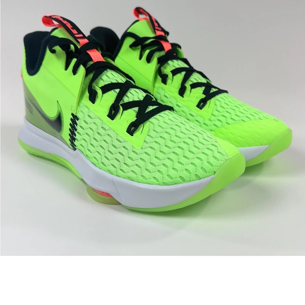 Men’s Nike Lebron witness V grinch size 10.5